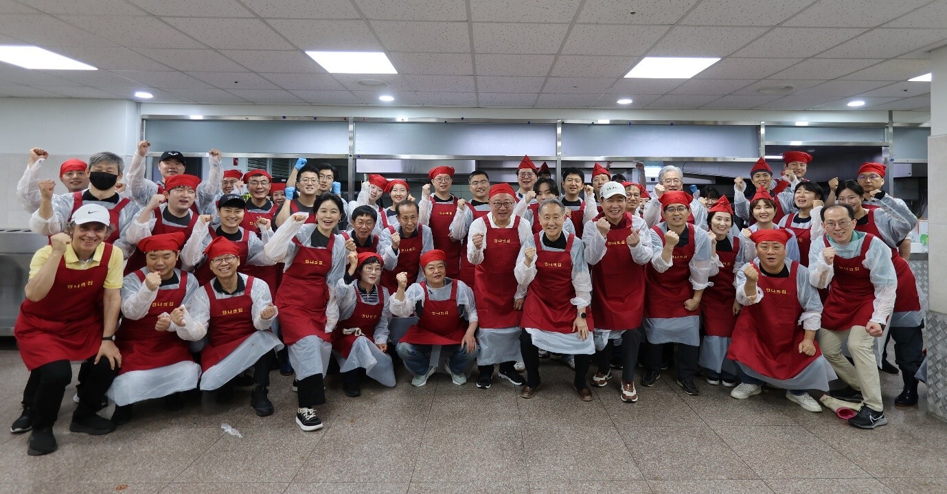 마이다스 행복재단이 '안나의 집'에서 김장 봉사와 함께 2,400만 원을 후원했다.