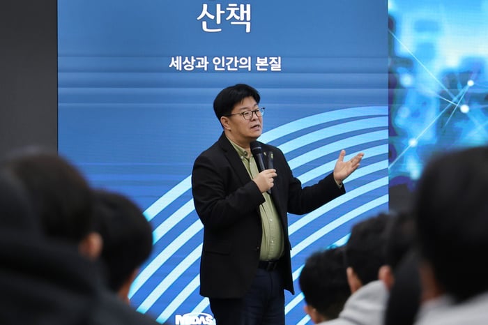 정재승 교수가 인간과 AI의 협업 가능성에 대해 말하고 있다.