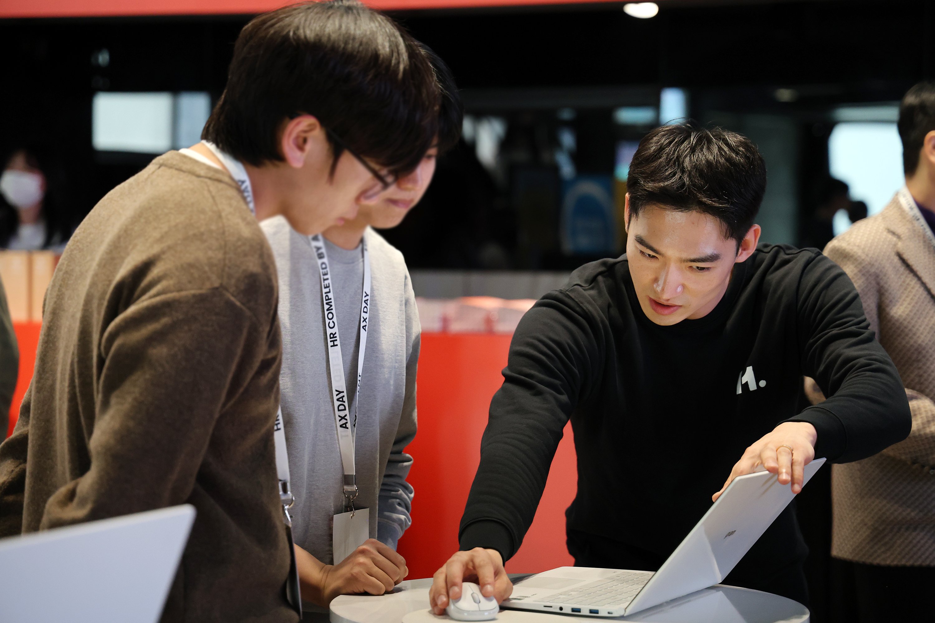 마이다스그룹 에이치닷 컨설턴트가 HR 담당자에게 '에이치닷 채용 에이전트' 체험을 안내하고 있다.