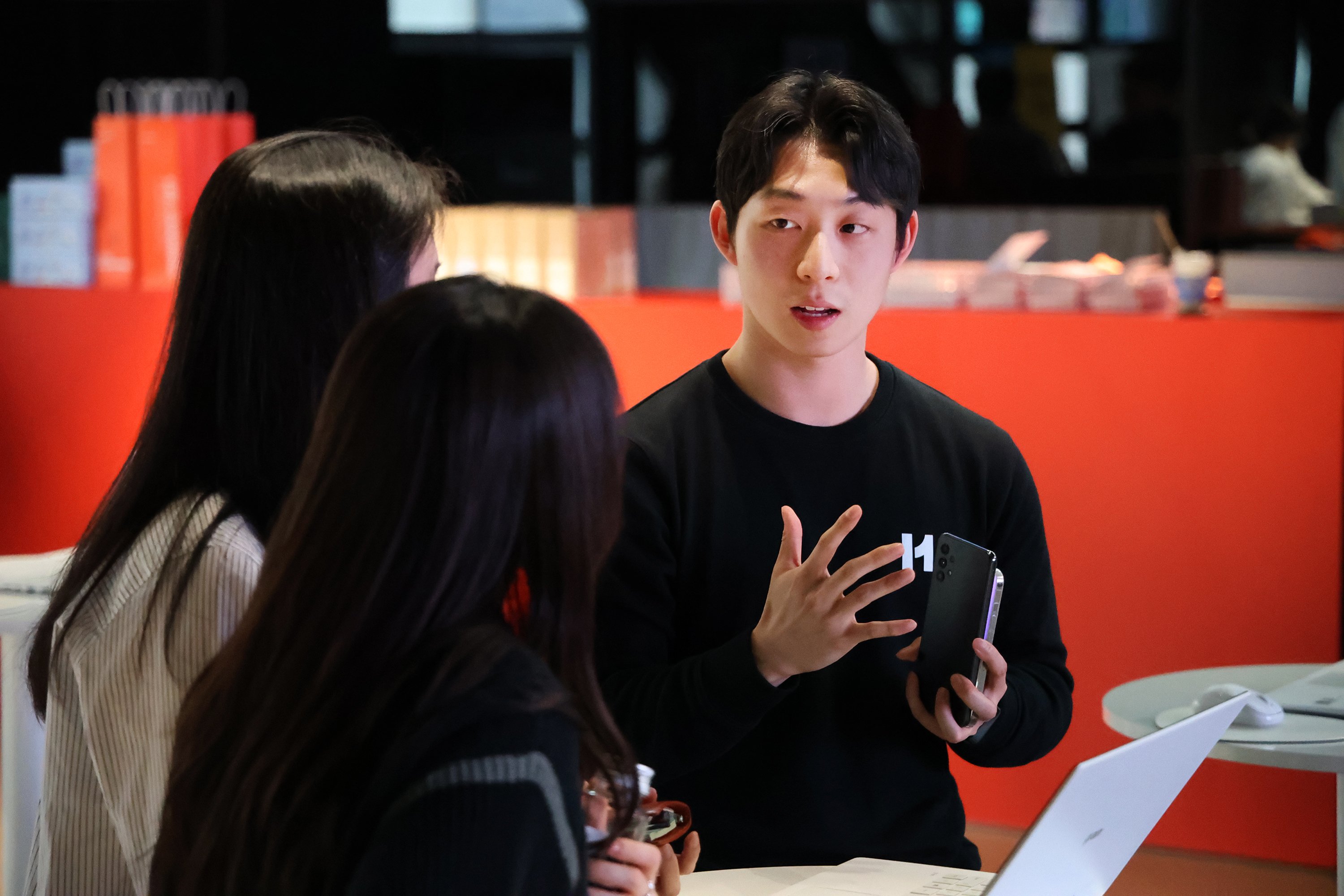 마이다스그룹 에이치닷 컨설턴트가 HR 담당자에게 '에이치닷 채용 에이전트' 도입 전략을 설팅하고 있다.