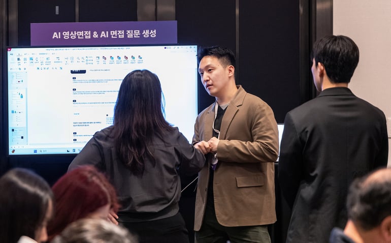 마이다스그룹 에이치닷 컨설턴트가 체험존에서 '공공 에이전트' 기능을 소개하고 있다.