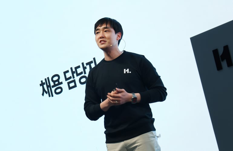 한용호 기획 총괄이 '에이치닷 채용 에이전트'를 소개하고 있다.