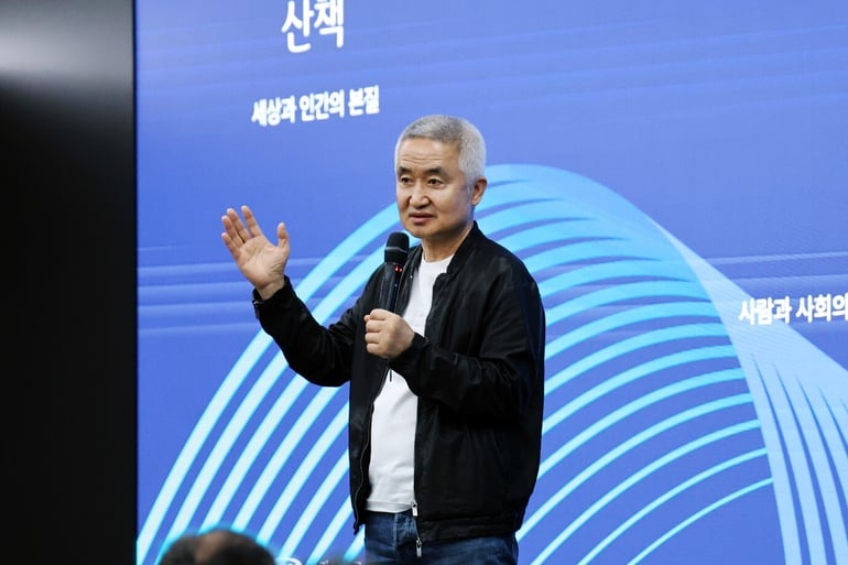 최진석 교수가 생각산책 1부 &nbsp;‘건너가는 자‘에서 강연하고 있다.