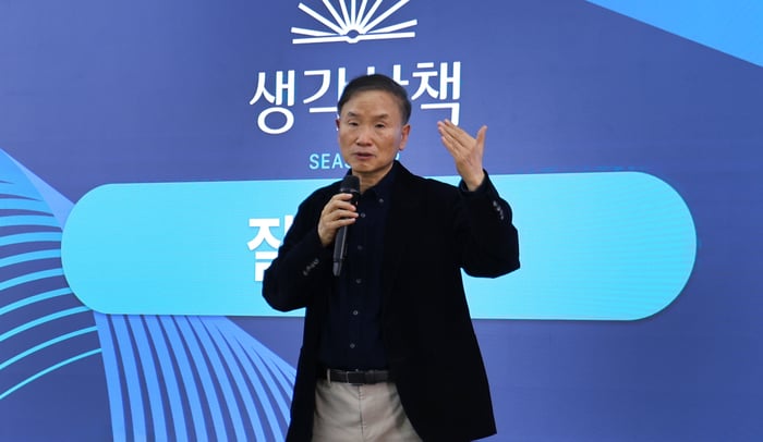 박문호 박사가 생각산책에서 ‘인간과 AI’를 주제로 강연하고 있다.